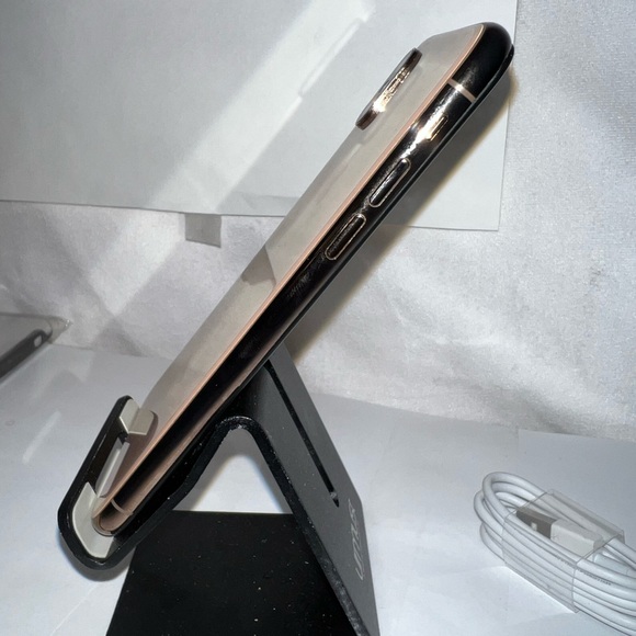 iPhone Xs 64GB Gold Unlocked - Picture 3 of 8